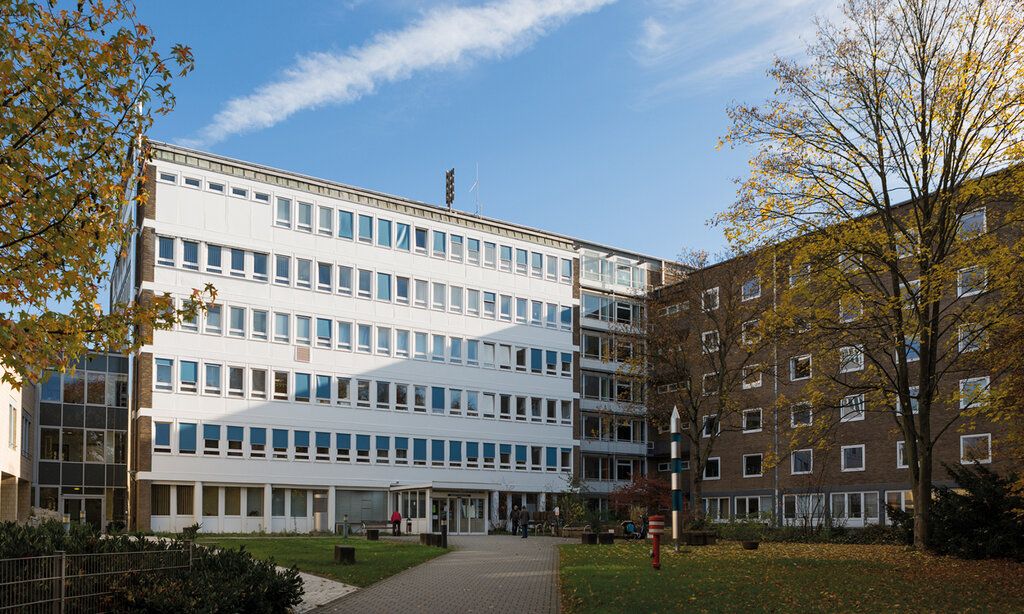 Außenanschicht des Sana Krankenhauses Benrath, herbstliche Stimmung