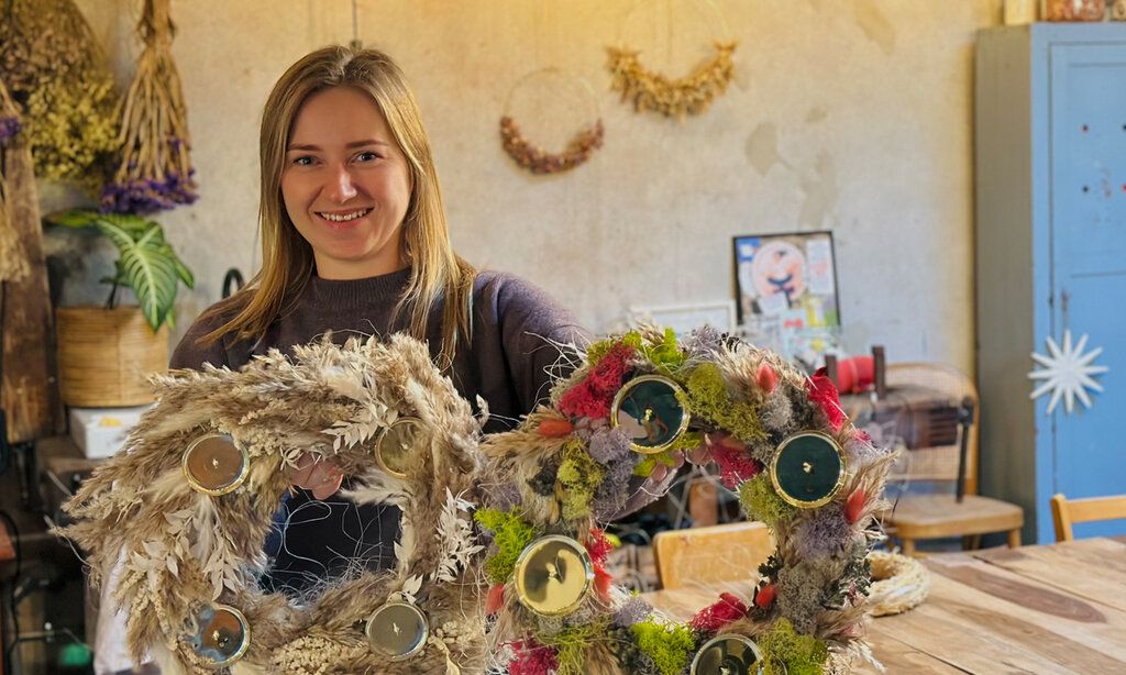 Sandra Baum von der Tree Factory mit Blumenkränzen