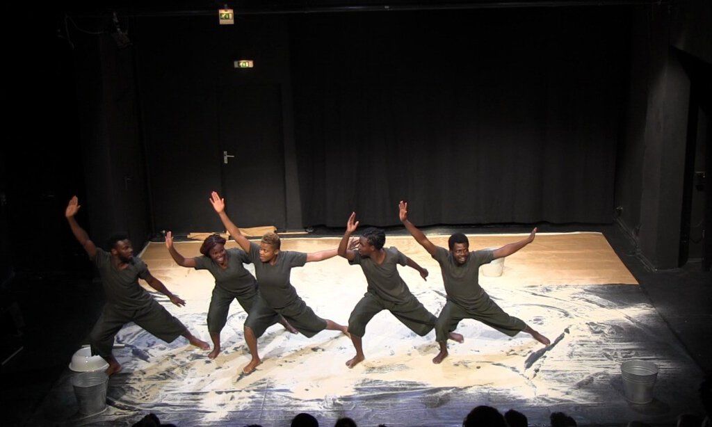 Kininso Koncepts Productions auf der Bühne.