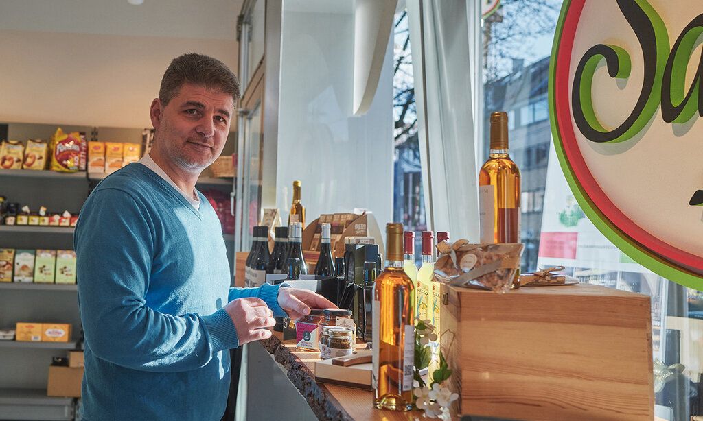 Inhaber des Geschäfts Sapori del Sud  in seinem Geschäft