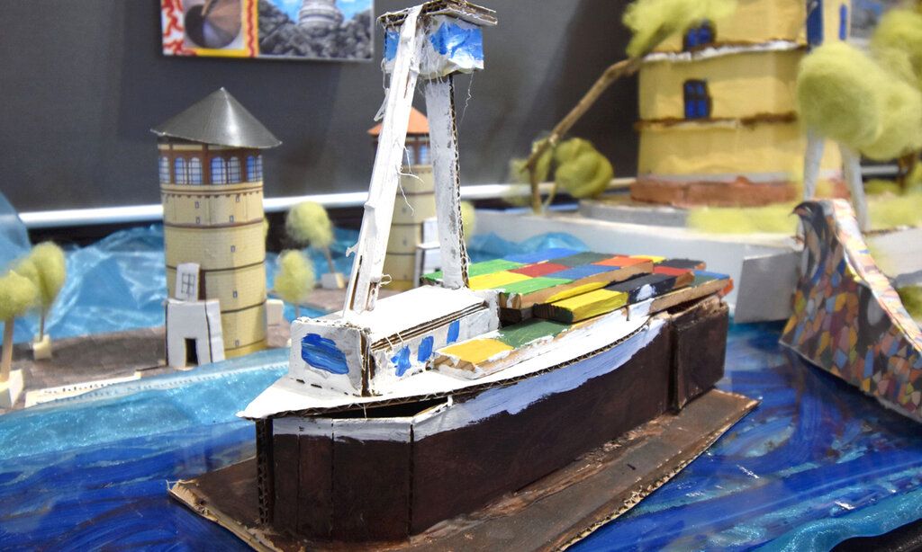 Schiff aus Pappe gebastelt