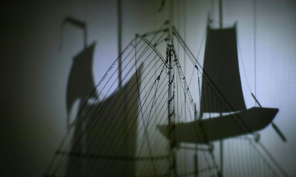 Nächtliches Schattenspiel von Modellschiffen