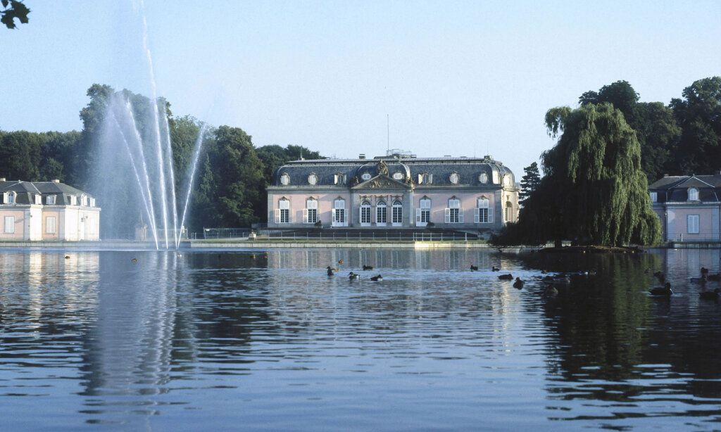 Schloss Benrath Außenansicht mit Teich und Springbrunnen