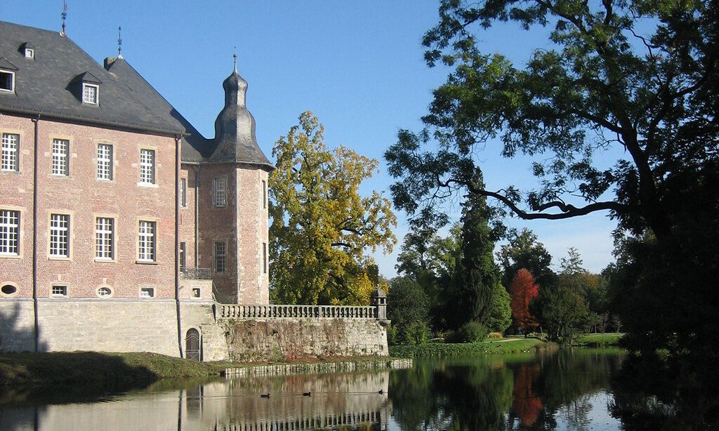 Schloss Dyck mit Weiher im Herbst