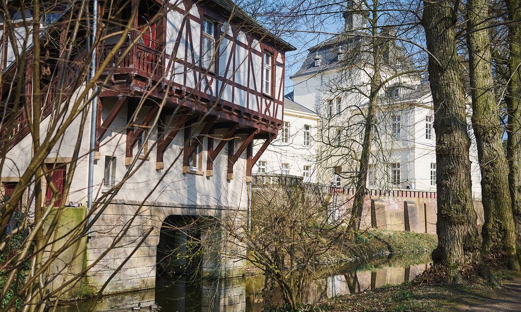 Schloss Eller mit Wirtschaftsgebäude