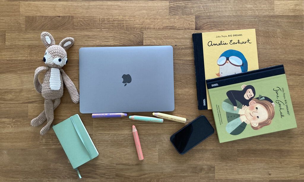 Schreibtisch mit Laptop und Spielsachen