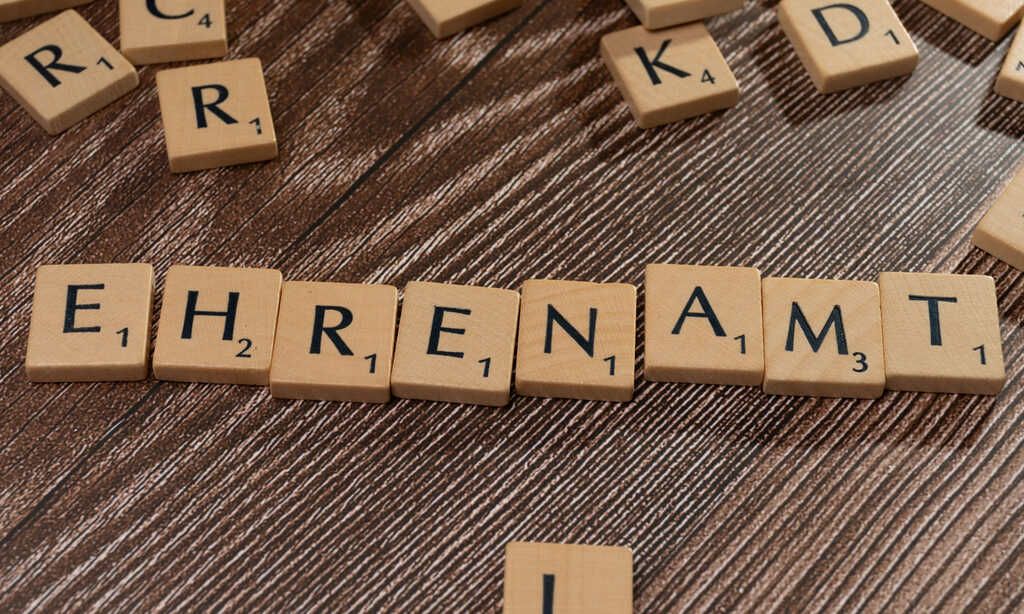 Schriftzug Ehrenamt aus Scrabble-Buchstaben