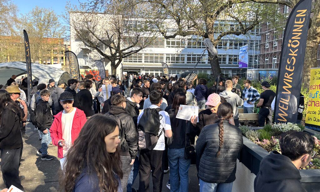 Schulhof mit Schülern