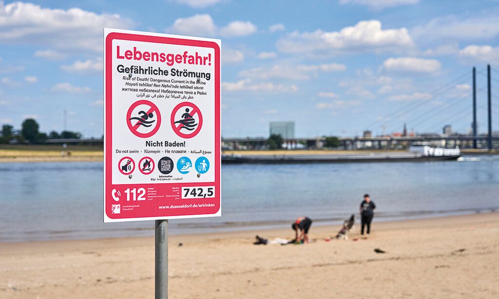 Schwimmverbotsschild am Rheinstrand