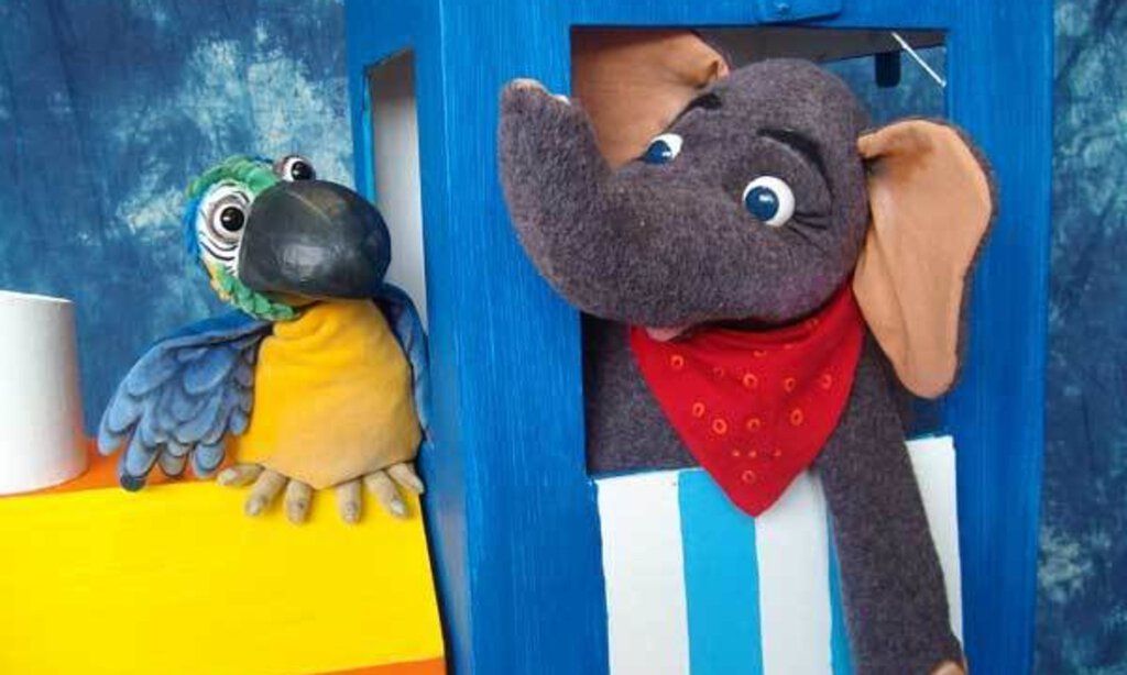 Olifant und Papagei in Lokomotive