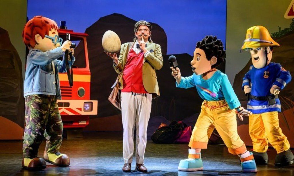 Feuerwehrmann Sam und sein Team auf der Bühne.