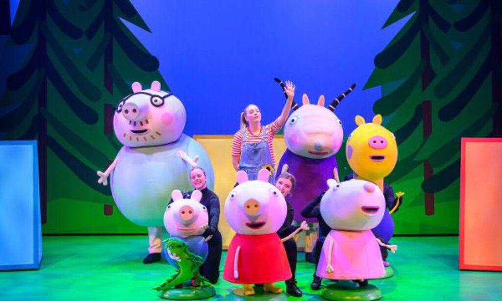 Bühnenszene aus Peppa Wutz mit der ganzen Familie Wutz und den Puppenspielern