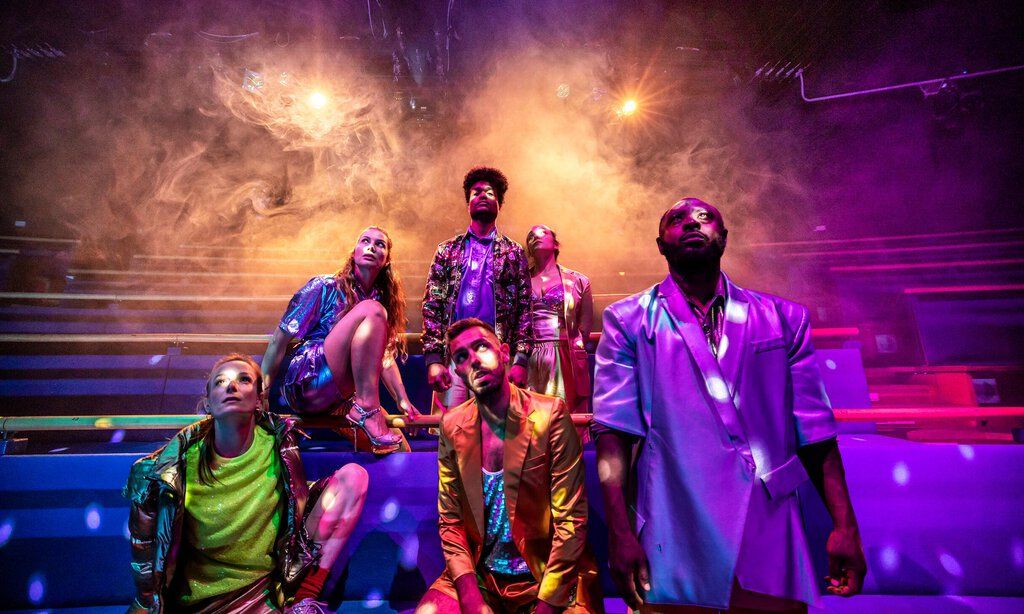 Tänzer und Schauspieler des Tanz- und Theaterspektakels „Time to Shine“
