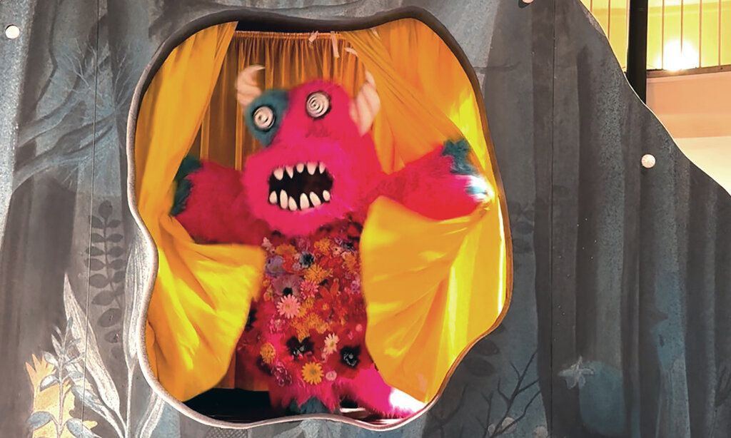 Ein lustiges Monster reißt einen Vorhang auf, Aufführung von So oder so oder so Monster