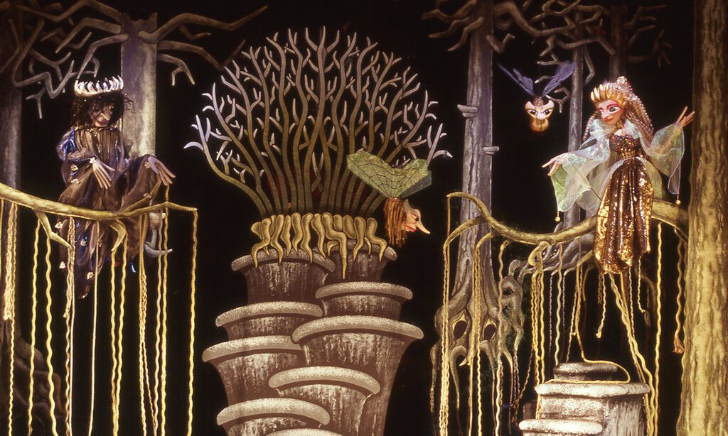 Marionetten auf der Bühne, Szene aus dem Sommernachtstraum