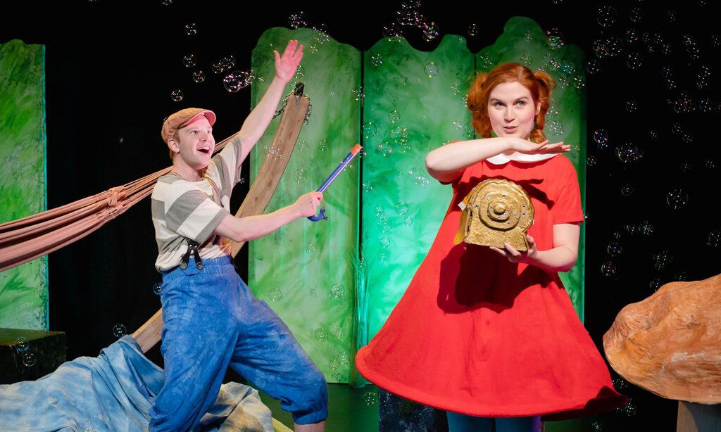 ein Schauspieler und eine Schauspielerin spielen auf der Bühne das Stück „Der Sommer(nachts)traum“