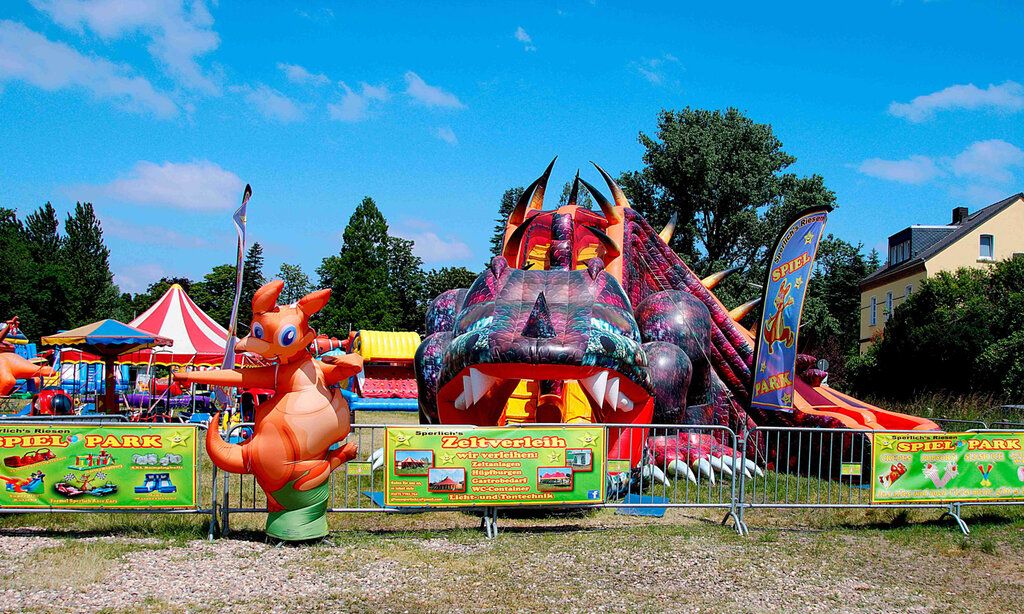 Sperlichs Spielpark mit verschiedenen Hüpfburgen und Karussellen