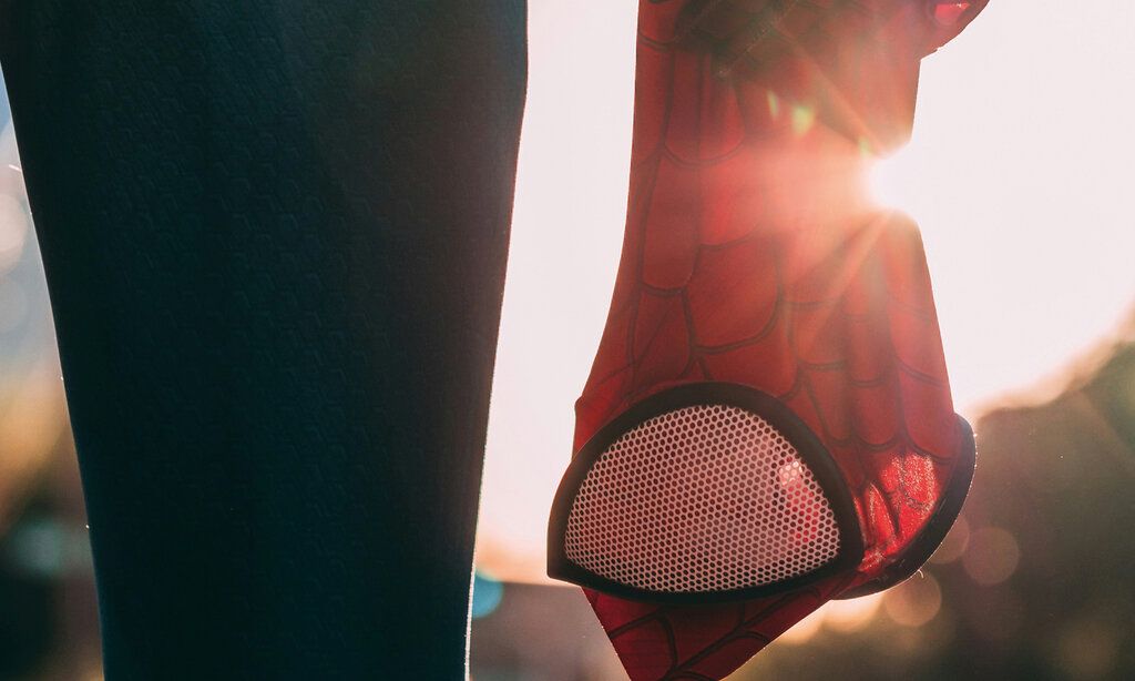 Spiderman-Maske vor Sonnenuntergang