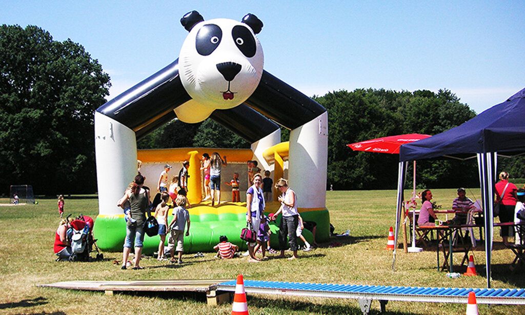 Hüpfburg mit Panda-Kopf im Krefelder Stadtwald