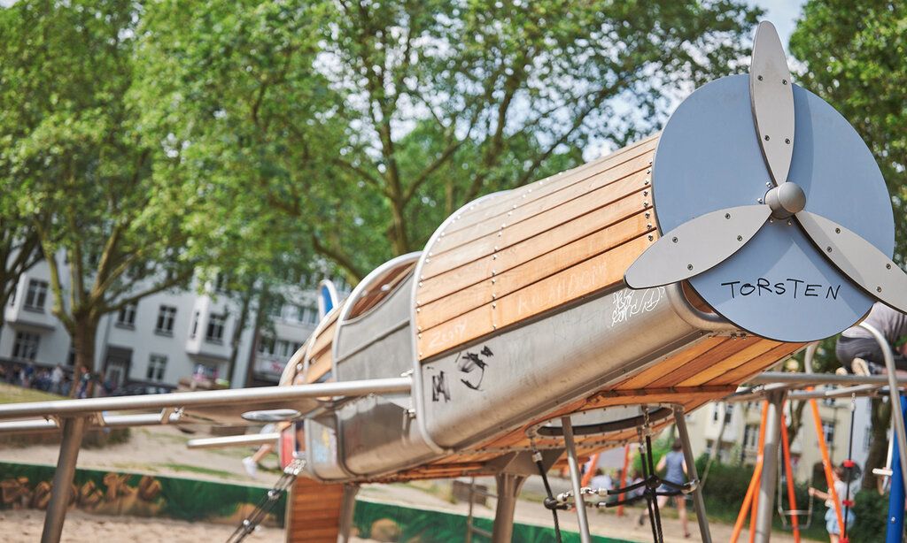 Auf dem Spielplatz auf dem Hermannplatz gibt es ein Spielgerät in Form eines Flugzeugs