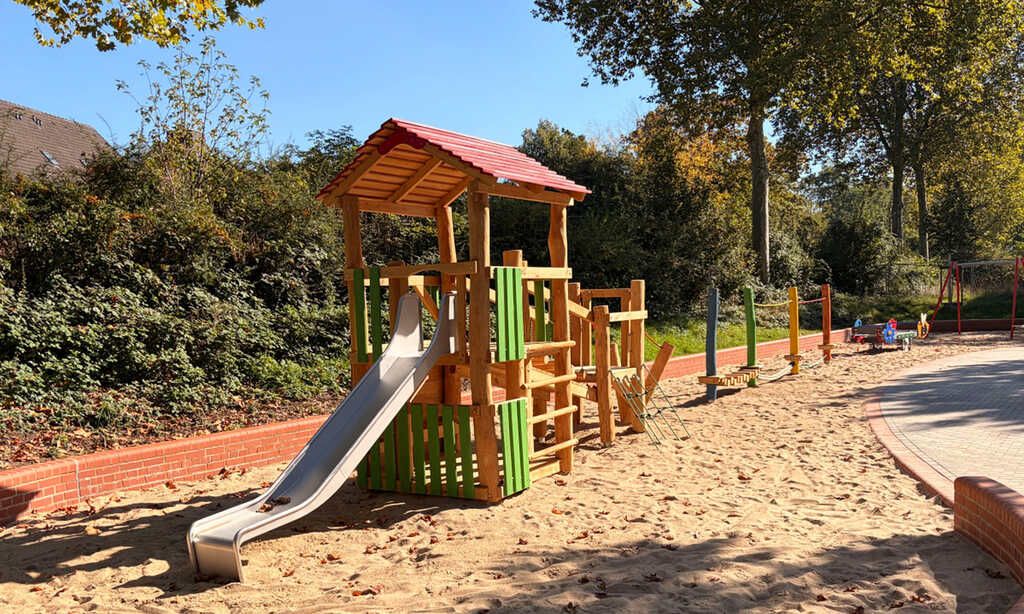 Rutschbahn und Sandkasten des Spielplatzes Limburgstraße in Düsseldorf