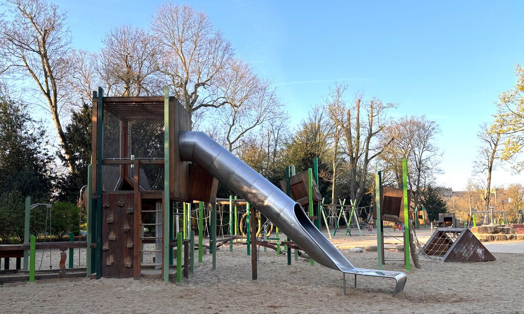 Die Rutsche auf dem Spielplatz im Hofgarten