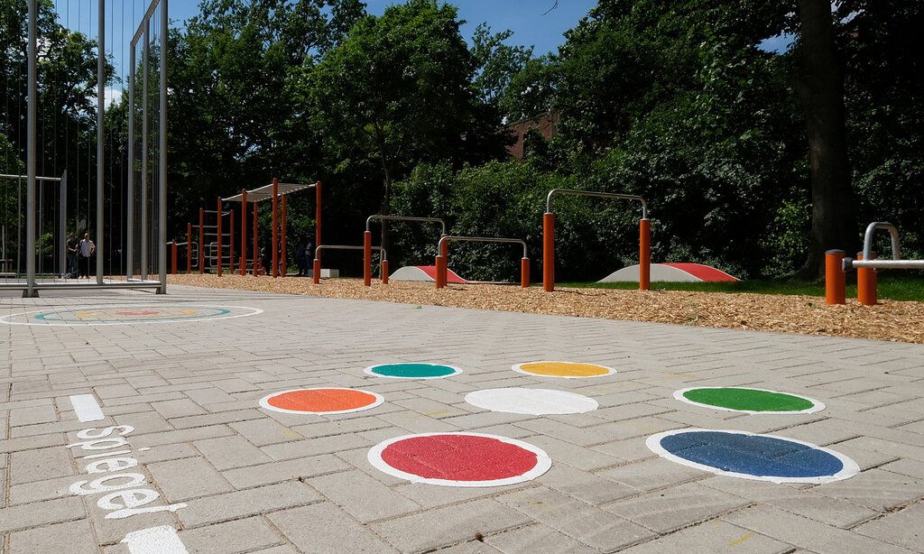 Auf dem Gelände entstand ein neues 20 mal 13 Meter großes Mini-Fußballfeld, das mit einem Ballfangzaun aus Stahlseilen auf Schallemission optimiert ist