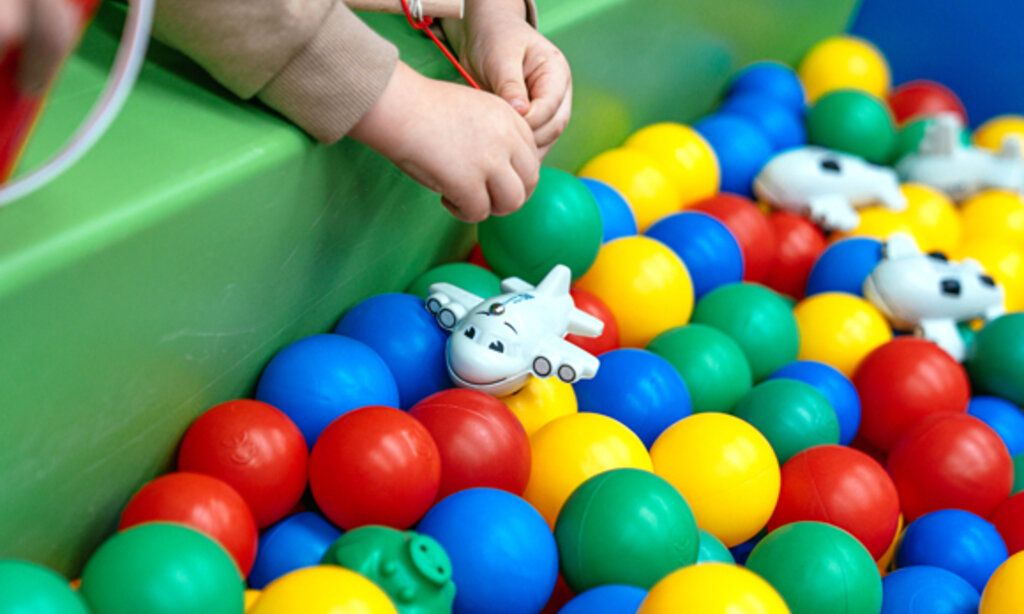 Spielzeug-Flugzeuge angeln im Bällebad