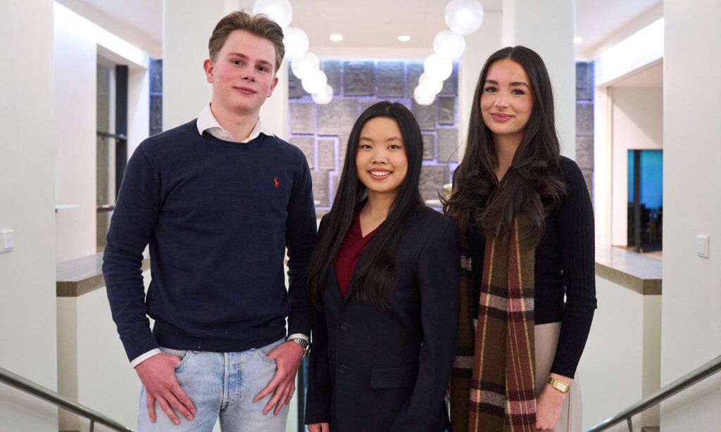 Das Sprecher*innen-Team des neuen Jugendrats: Le Minh Chau Truong (mitte) wurde zu Sprecherin gewählt, Lasse Pelz (links) ist 1. Stellvertreter und Ouissal Zaghdoud (rechts) die 2. Stellvertreterin