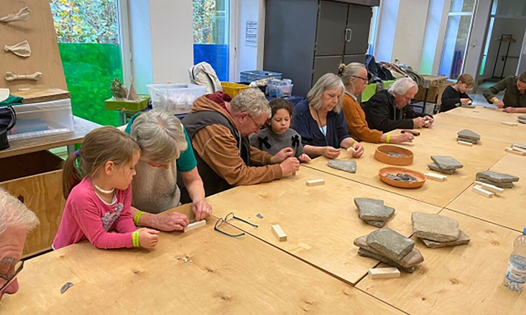 Steinzeitatelier Ton im Neanderthal Museum, Senior:innen und Kinder werkeln gemeinsam