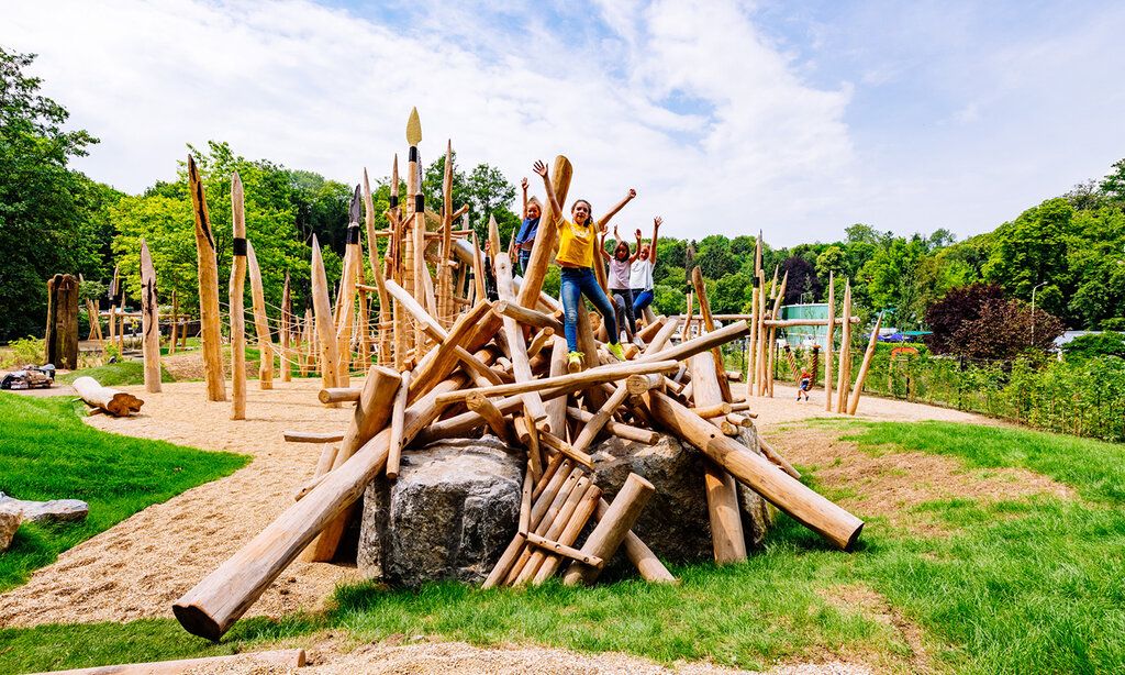 Kinder stehen auf einem Klettergerüst des Steinzeitspielplatz beim Neanderthal Museum