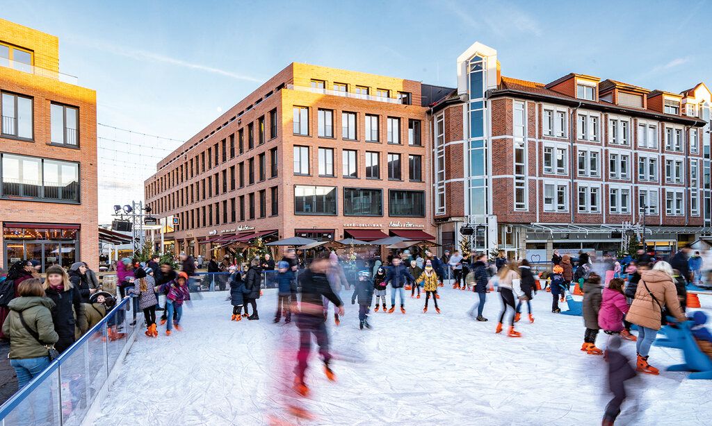 Schlittschuhbahn in Monheim mit Eisläufern