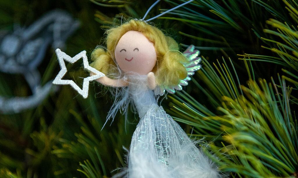 Ein Stoffengelchen mit einem Stern als Tannenbaumschmuck