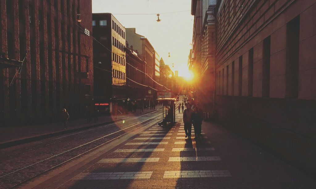 Straßenschlucht mit untergehender Sonne