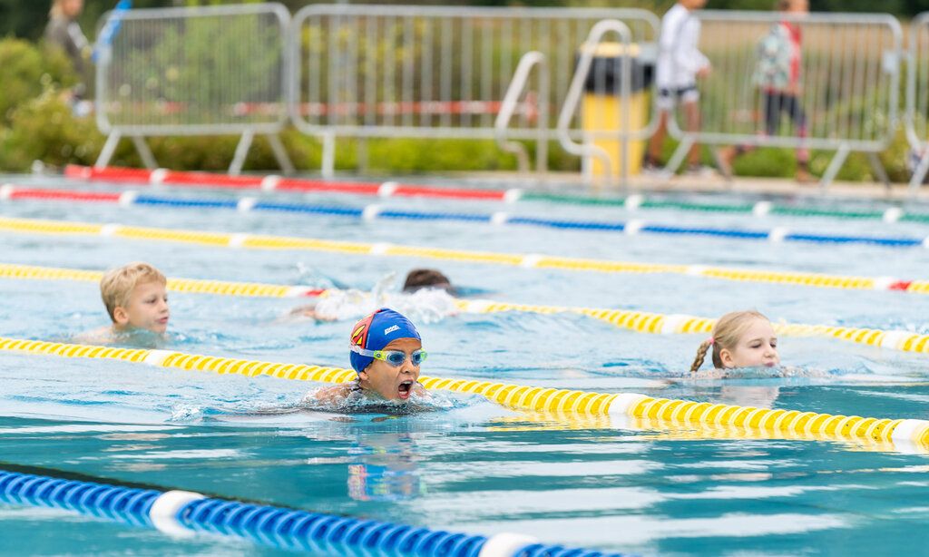 Kinder schwimmen im Löricker Freibad, Wettkampf