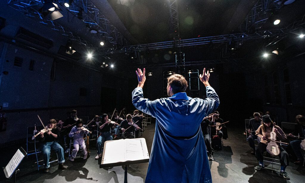 ein Dirigent dirigiert ein Orchester