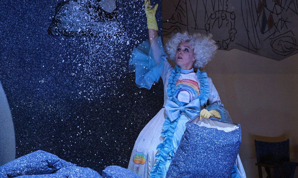 Szene aus der Oper Holle!, eine Frau wirft Glitzer in die Luft