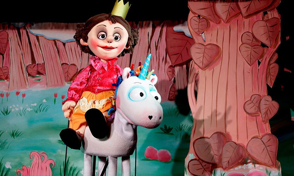 Szene aus dem Puppentheaterstück Das Neinhorn, eine Prinzessin reitet au dem Neinhorn