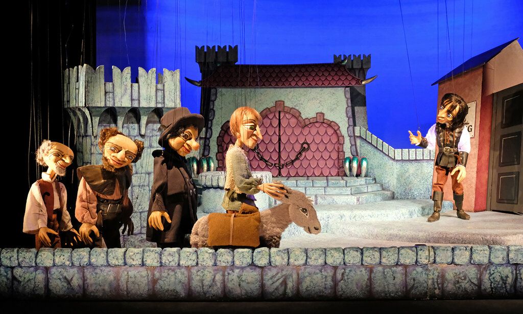 Szene aus dem Theaterstück Der Drache, mit Marionetten aufgeführt