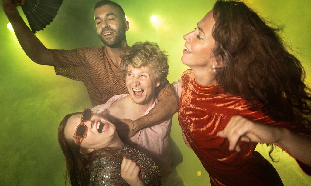 Szene aus dem Theaterstück The Drop, Hannah Joe Huberty, Cem Bingöl, Felix Werner-Tutschku, Eva Maria Schindele