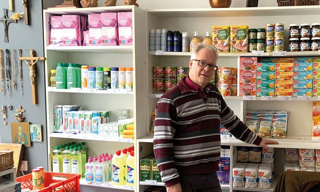 Pfarrer Joachim Decker im Tante-Elli-Laden