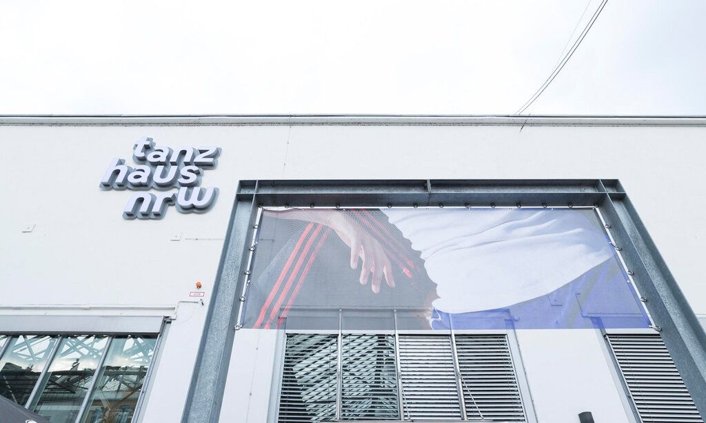 Fassade des Tanzhauses NRW von unten nach oben fotografiert