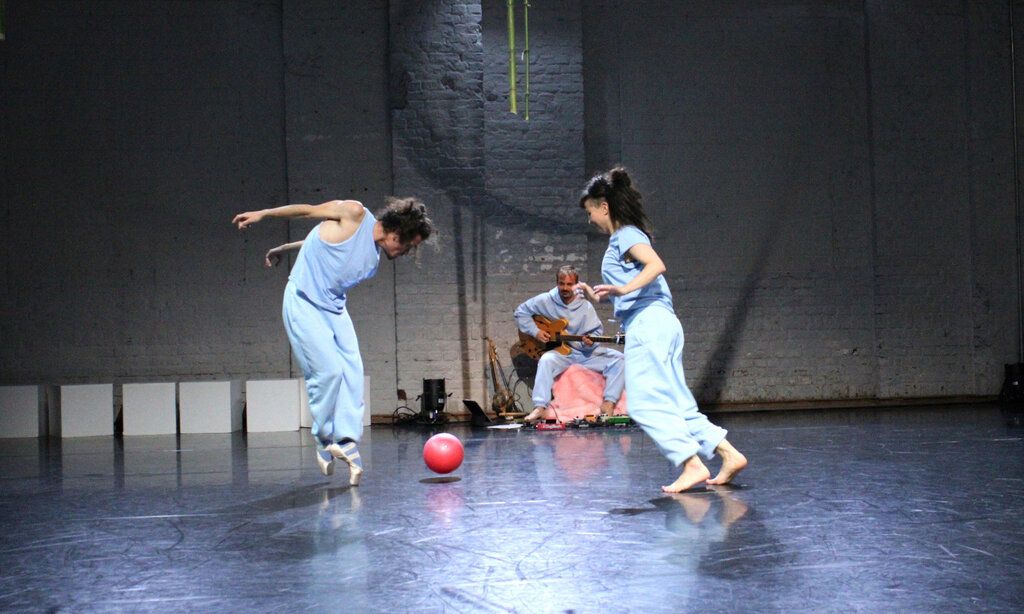 Tanzhaus Sommernacht, Tänzer und Tänzerin tanzen mit einem roten Ball