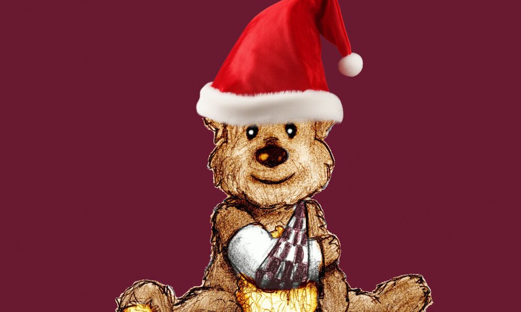 Illustration eines Teddybären mit einer fotografierten Weihnachtmütze, der Teddy hat den Arm gebrochen