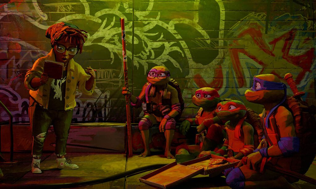 Teenage Mutant Ninja Turtles und ein Mädchen sitzen zusammen und essen eine Pizza, das Mädchen hält ein Buch in der Hand