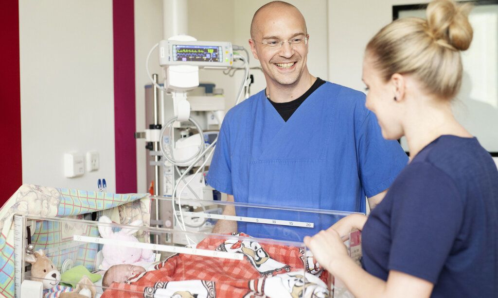Dr. med. Martin Berghäuser, Chefarzt der Klinik für Kinderheilkunde mit einer Mutter auf der Kinderintensivstation im Florence-Nightingale-Krankenhaus