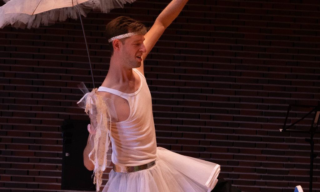 Mann tanzt auf der Bühne - Szene aus dem Stück Klopf, Klopf, Dinig Dong