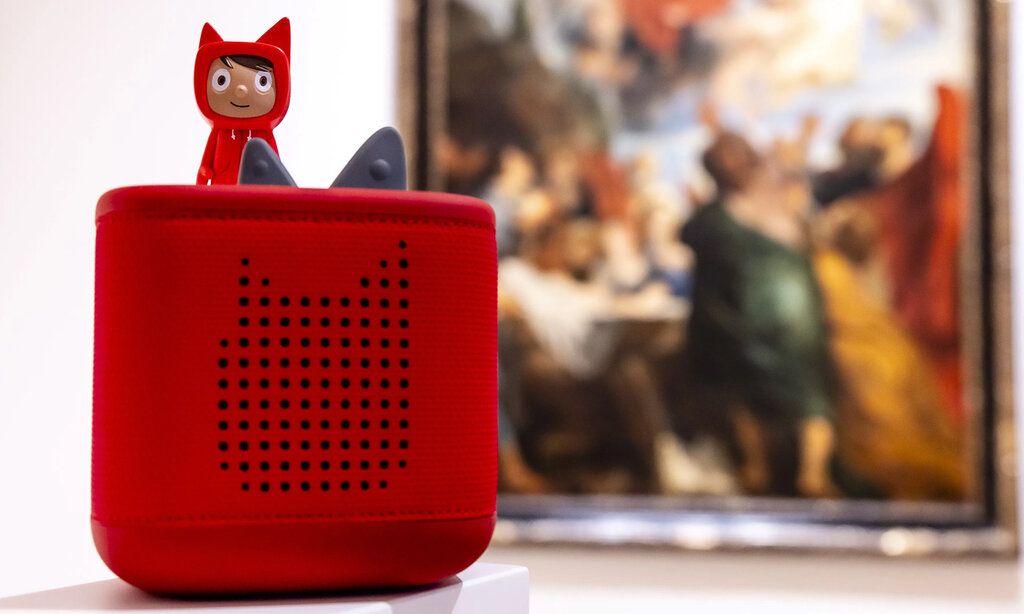 eine Tonies Box im Kunstpalast, im Hintergrund ein großes Ölgemälde