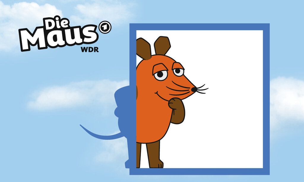 Maus guckt durch ein Rechteck, im Hintergrund Wolkenhimmel
