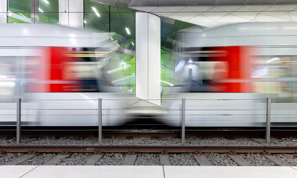 Züge der Rheinbahn in einem U-Bahnhof, mit Bewegungsunschärfe